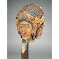 Votief masker uit Indonesië, gemonteerd op hardhouten sokkel